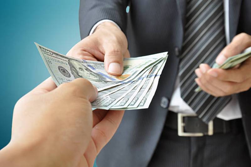 Nằm Mơ Thấy Đàn Ông Cho Tiền Đánh Số Gì Bao Ăn? 2 Ý nghĩa của giấc mơ thấy đàn ông cho tiền